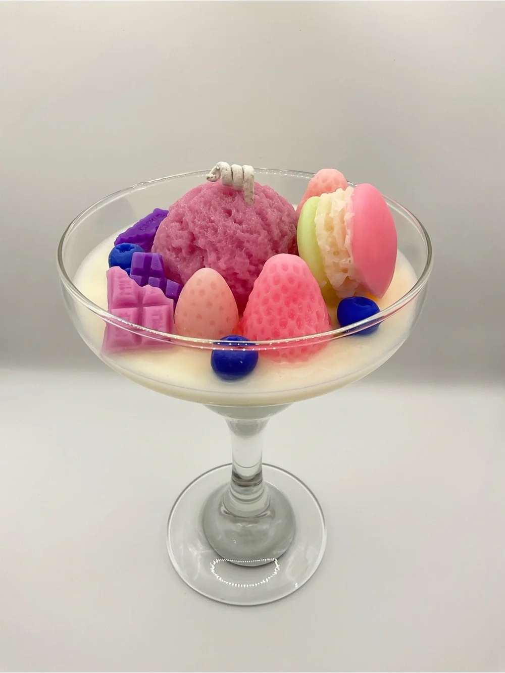 🕯️🍓Strawberry Açaí Dessert Style Candle - Picture 1 of 2